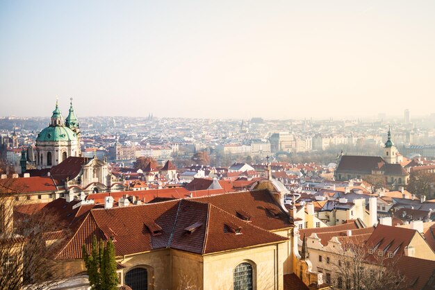 Zobacz na panoramę Pragi z czerwonymi dachami i zabytkową architekturą