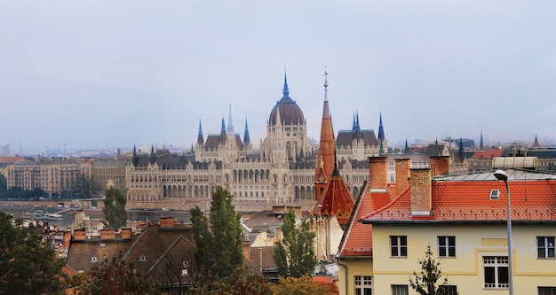 Zobacz na Parlament w Budapeszcie Węgry