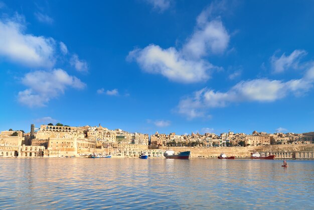 Zobacz na Vallettę z jej tradycyjną architekturą