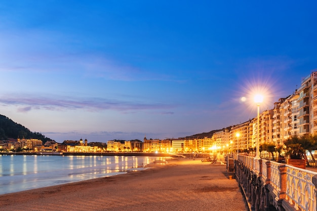 Zobacz niebieską godzinę plaży Concha i promenady w Sao Sebastian w Hiszpanii