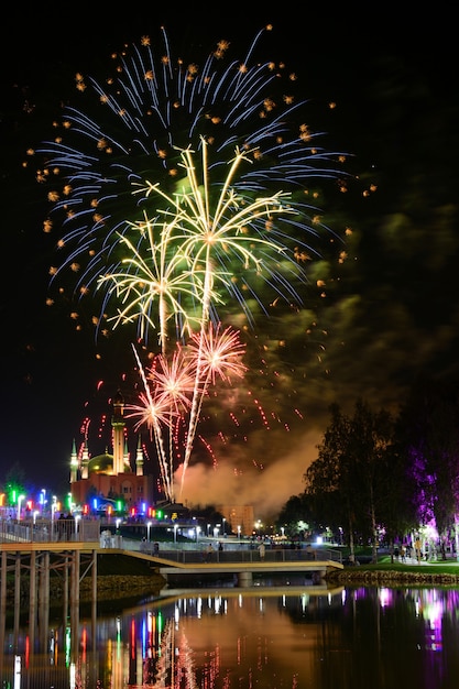 Zobacz niesamowite fajerwerki świecące na nocnym niebie