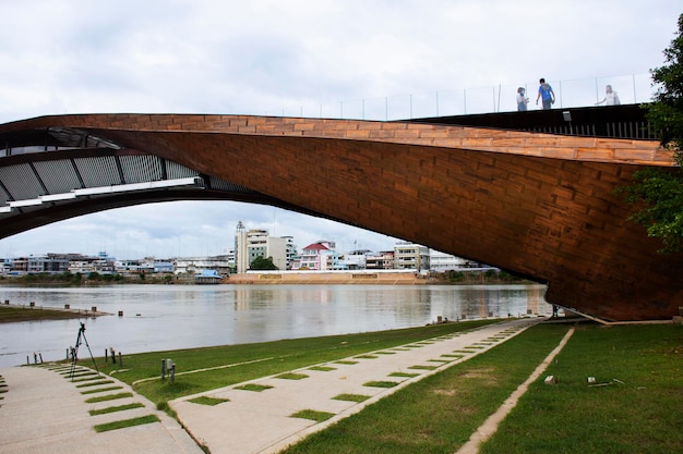 Zobacz park krajobrazowy zabytków Pa San lub Pasan drewniany most i pejzaż miasta Nakhonsawan w Pak Nam Pho zlewnym ujściu rzeki Chao Phraya w dniu 29 października 2022 r. w Nakhon Sawan Tajlandia