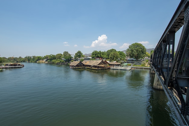 Zobacz restaurację Riverside w pobliżu rzeki Kwai i The Death Railway Bridge