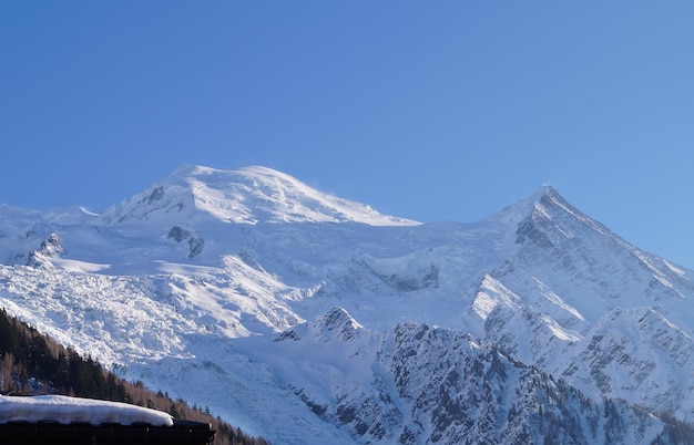 Zobacz szczyt Aiguille de Midi Mont Blanc Alpy, miasto Chamonix, Francja zimą