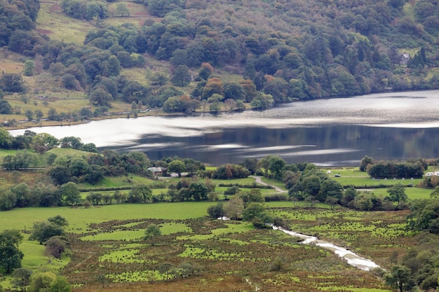 Zobacz w dół do jeziora Cwellyn w Snowdonia