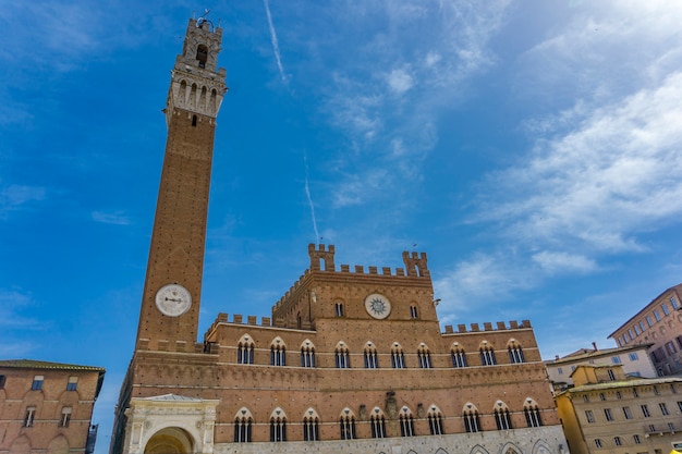 Zobacz W Palazzo Publico I Torre Del Mangia W Sienie We Włoszech