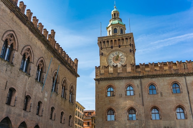 Zobacz wieżę zegarową na Palazzo Comunale w Bolonii. Włochy