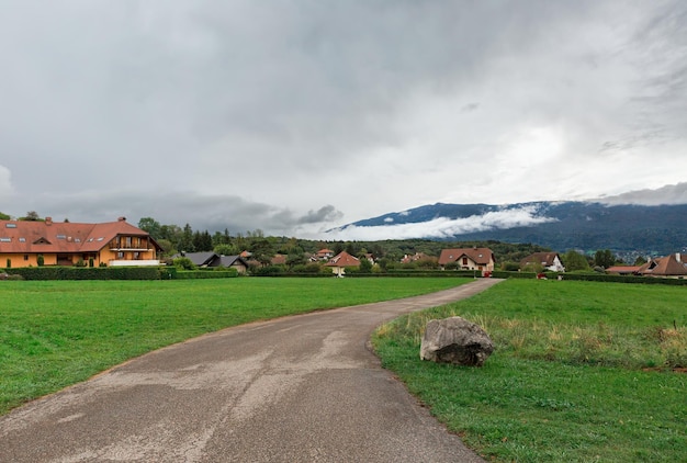 Zobacz wioskę Menton Saint Bernard nad jeziorem Annecy we Francji