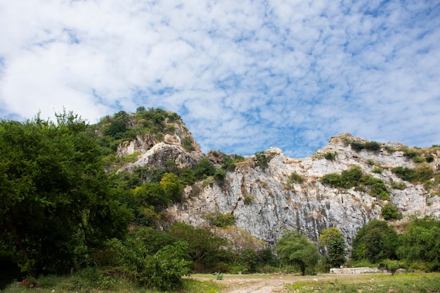 Zobacz zakres krajobrazu to seria małych wapiennych gór w kamiennym parku skalnym Tham Khao Ngu z chmurnym błękitnym niebem dla Tajów i zagranicznych podróżników podróżujących, odpocznij, zrelaksuj się w Ratchaburi Tajlandia