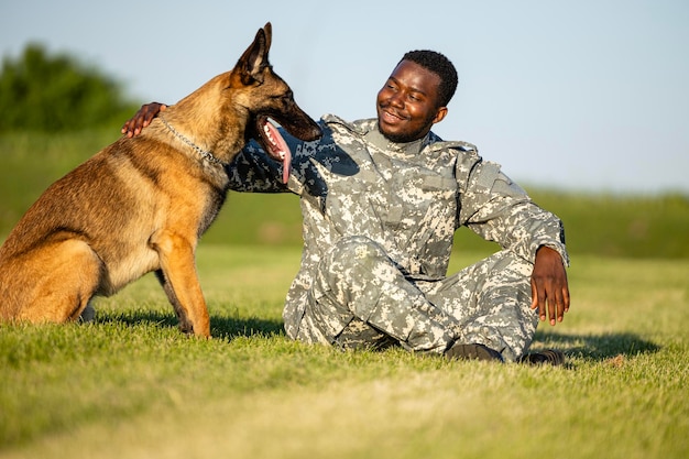 Żołnierz i jego pies wojskowy poznają się w wolnym czasie