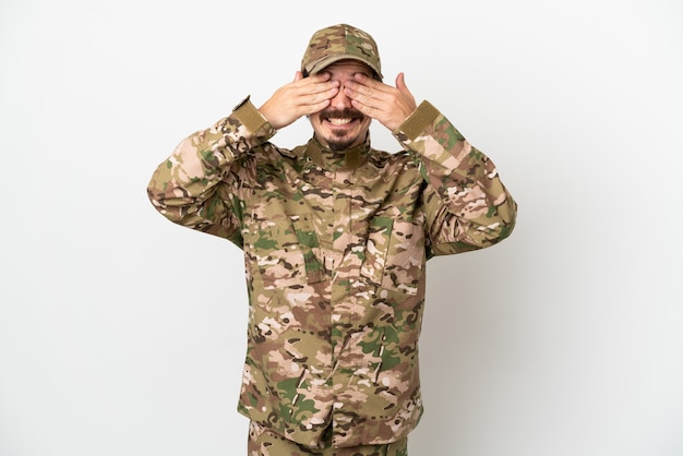 Żołnierz na białym tle na białym tle zakrywający oczy rękami