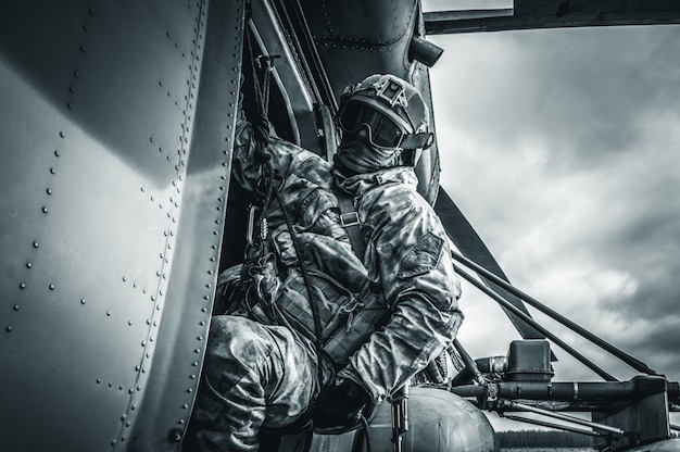 Żołnierz przygotowuje się do skoku z helikoptera. Pojęcie gier komputerowych. Różne środki przekazu