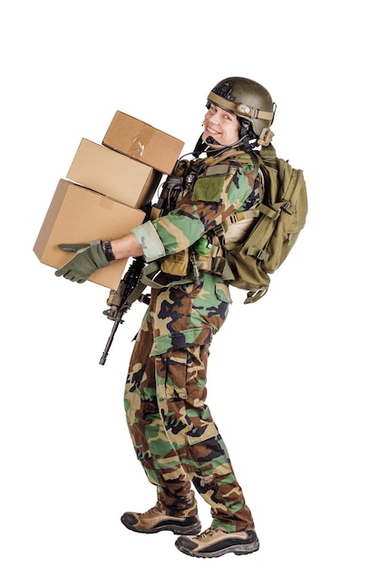 Żołnierz Trzymający Pudełko Wysyłkowe