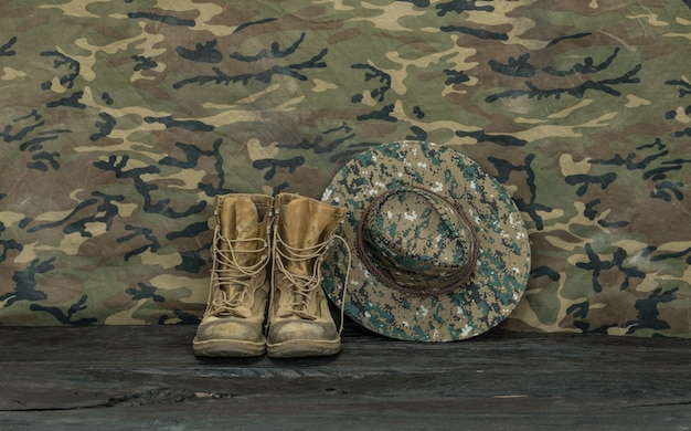 żołnierz wojskowy brązowe buty na podłodze
