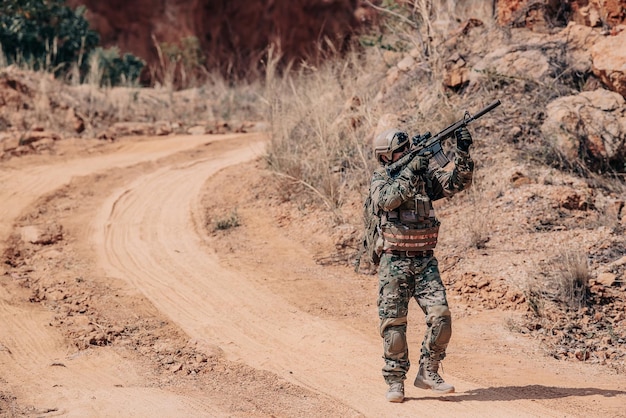 Żołnierze sił specjalnych na wojnach na pustyniTajlandia Żołnierz armii Pieszy patrol