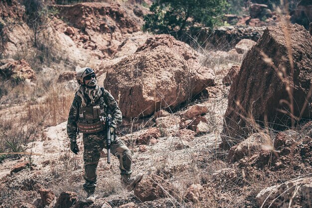 Żołnierze sił specjalnych na wojnach na pustyniTajlandia Żołnierz armii Pieszy patrol