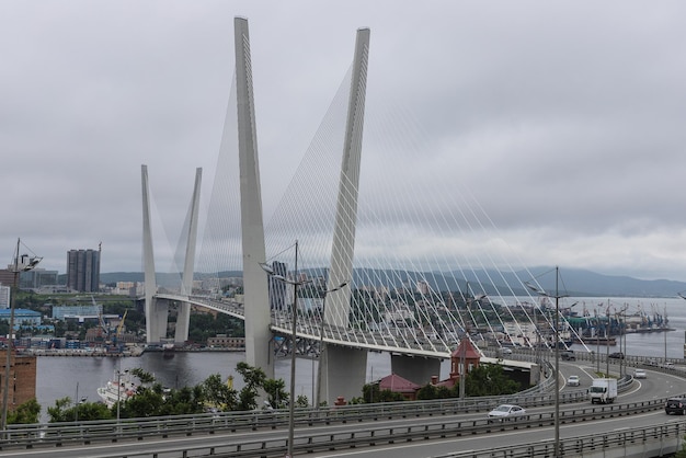 Zolotoy Golden Bridge to most wantowy przez Złoty Róg Zolotoy Rog we Władywostoku w Rosji