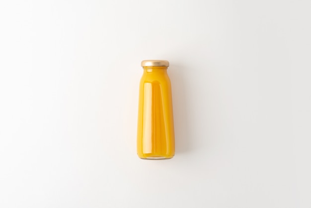 Żółta butelka z sokiem
