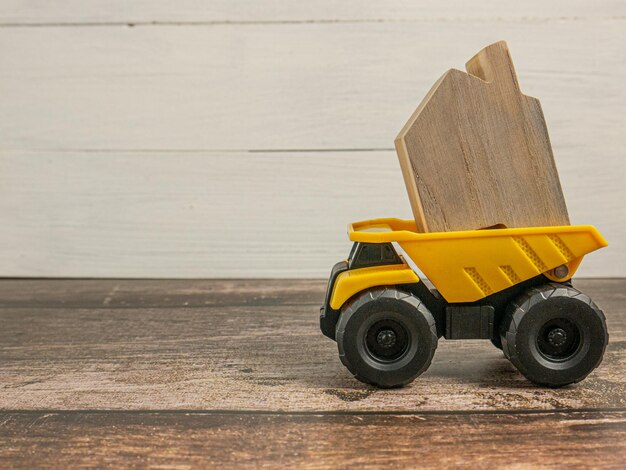Żółta Ciężarówka I Dom Z Drewna Do Budowy Lub Koncepcji Budowy