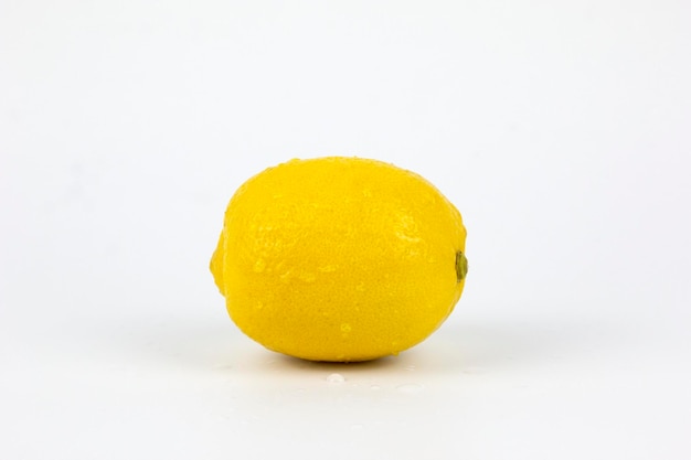 Żółta cytryna na białym tle Świeże cytrusowe owoce cytrusowe z przycinaniem