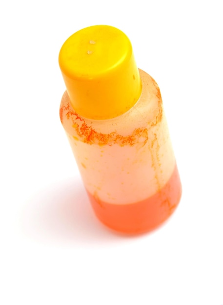 Żółta farba w plastikowej butelce