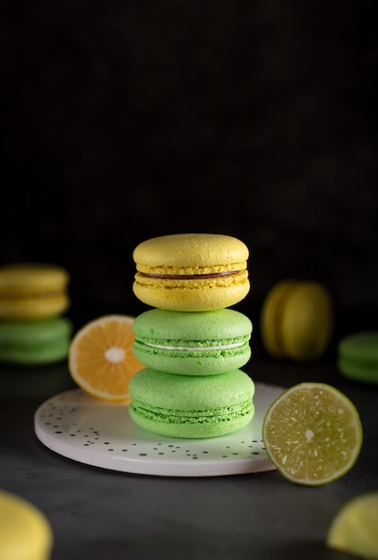Żółta i zielona macarons francuska deserowa ciemna deserowa powierzchnia