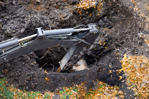 Żółta Koparka Ciągnikowa Wykopuje Dół Wiadrem, Wypadek. Przełom Pod Ziemią. Widok Z Góry Jesień Zima