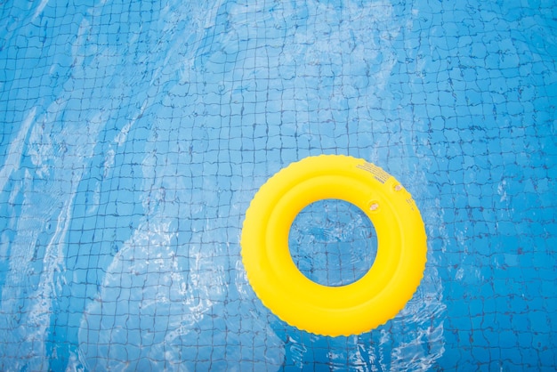 Zdjęcie Żółta niebieska ściana przy basenie