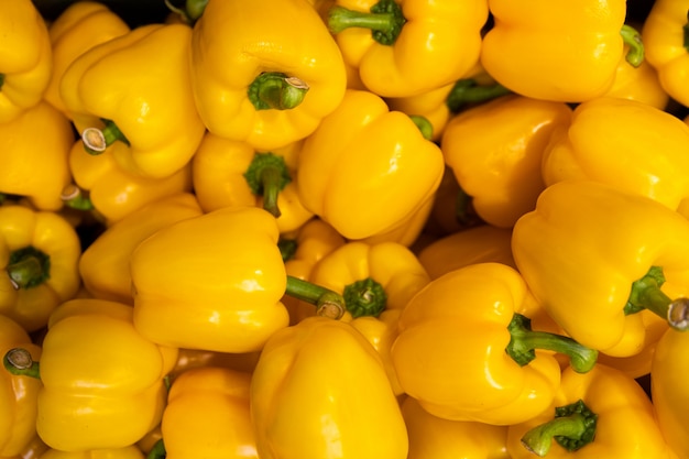 Żółta pikantna powierzchnia warzyw. pieprz jest dobry dla zdrowej diety, bogaty w błonnik, witaminę c