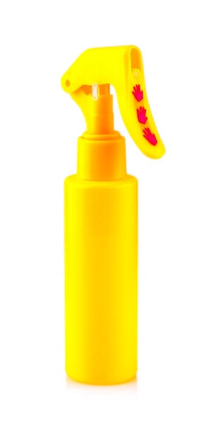 Żółta plastikowa butelka z rozpylaczem na białym tle.