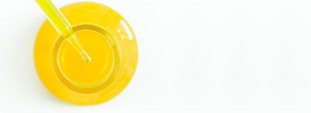 żółta probówka ze szkła naukowegożółta probówka ze szkła naukowego