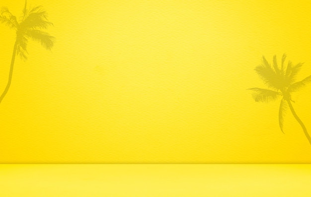 Żółta ściana z czarnym ptakiem