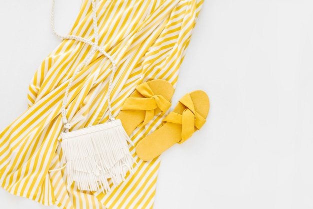 Żółta sukienka w paski. Stylowy damski strój na lato.