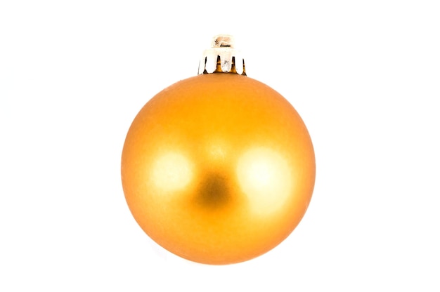 Żółta świąteczna piłka zbliżenie na białym tle