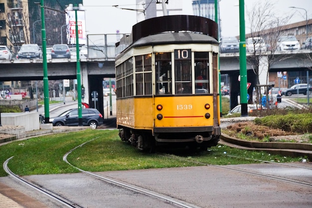 Zdjęcie Żółta tramwaj na torach w mieście