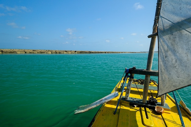 Żółta Tratwa W Naturalnych Basenach Na Plaży Muro Alto W Porto De Galinhas W Pobliżu Recife Pernambuco