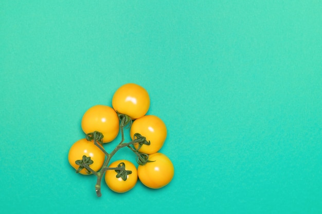 Żółta wiązka pomidor na zielonym tle
