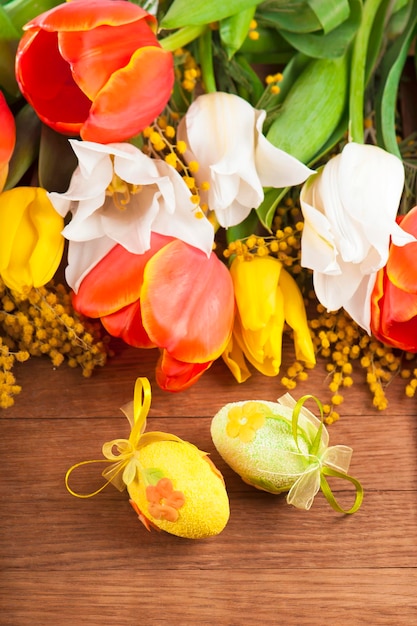 Żółte czerwone i białe wiosenne kwiaty na drewnianym tle tulipanów