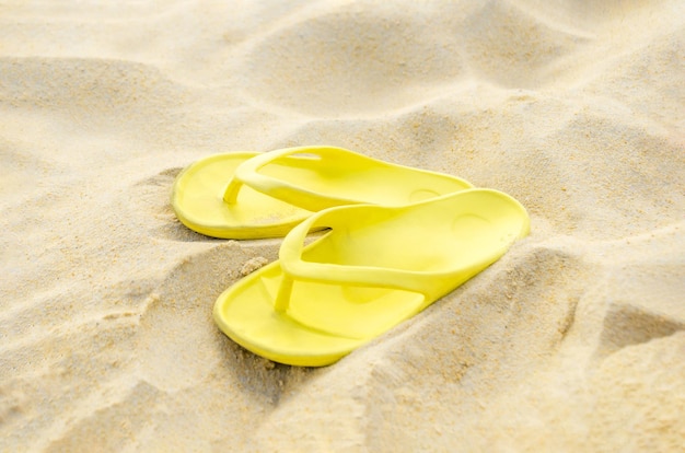 Żółte Flipflops Na Piasku Sandały Na Plaży