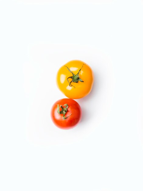Żółte i czerwone pomidory na białym tle