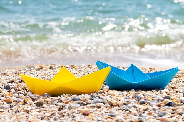 Żółte I Niebieskie Papierowe łodzie Origami Na Plaży