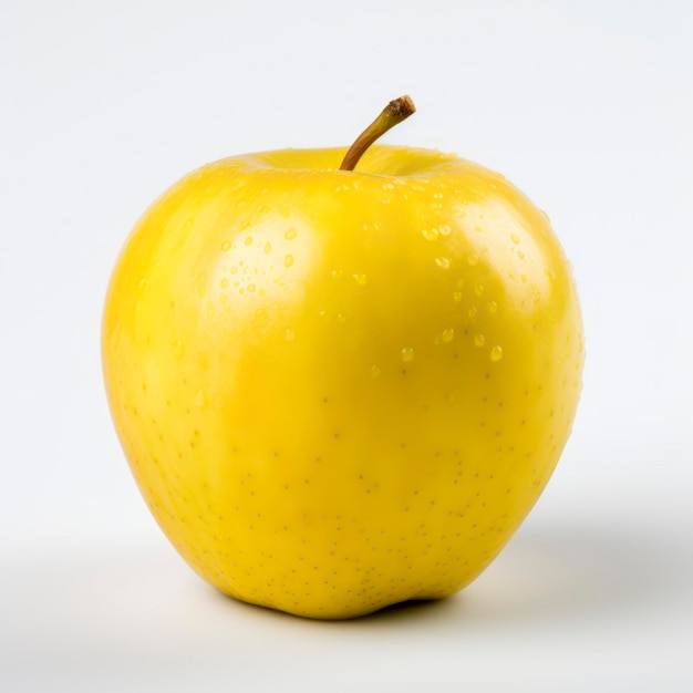 Żółte jabłko na białym tle