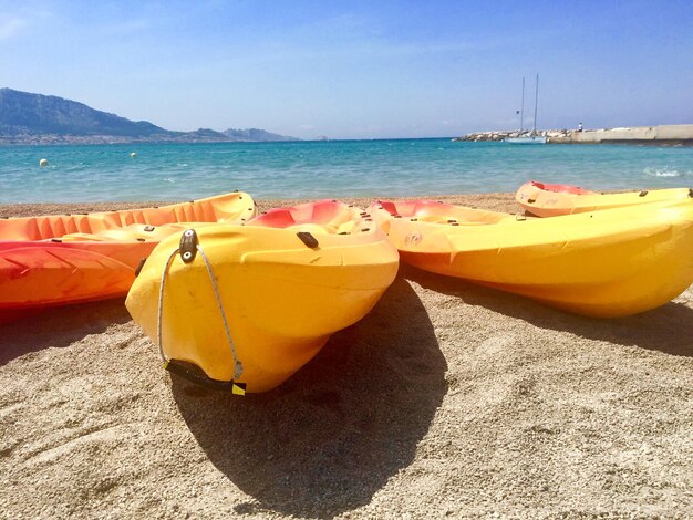 Zdjęcie Żółte kajaki na piaszczystej plaży