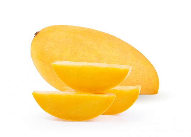 Żółte mango na białym tle