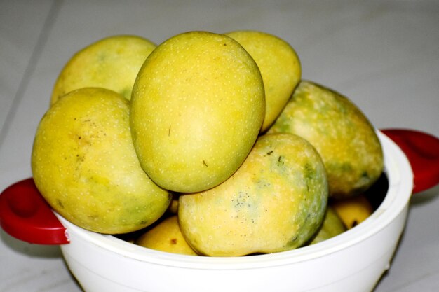 Żółte mango w koszyku
