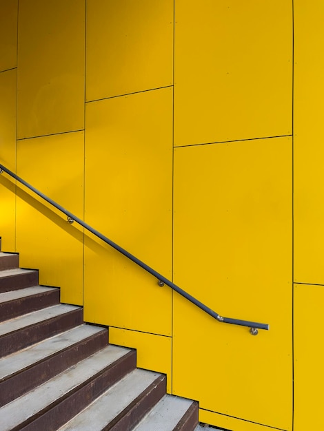 Żółte nowoczesne schody zewnętrzne, Tromso, Norwegia