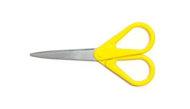 Żółte nożyczki na białym tle