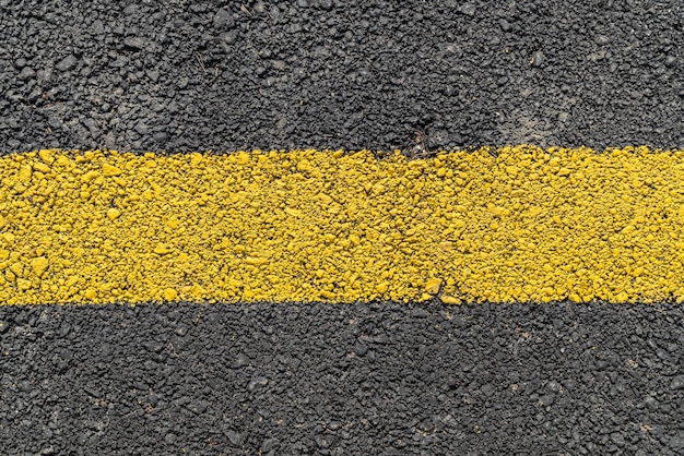 Zdjęcie Żółte oznaczenia drogowe na asfalcie