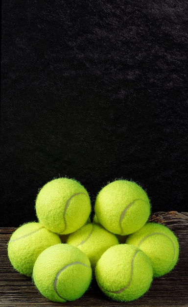 Żółte piłki tenisowe na drewnianym tle miejsca na tekst koncepcji sportu i konkurencji