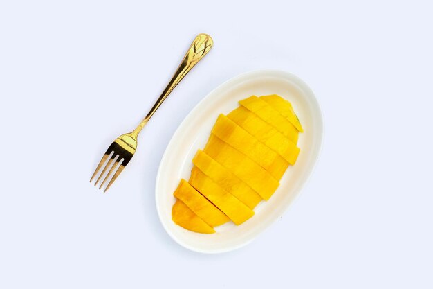 Żółte plastry mango na białym tle